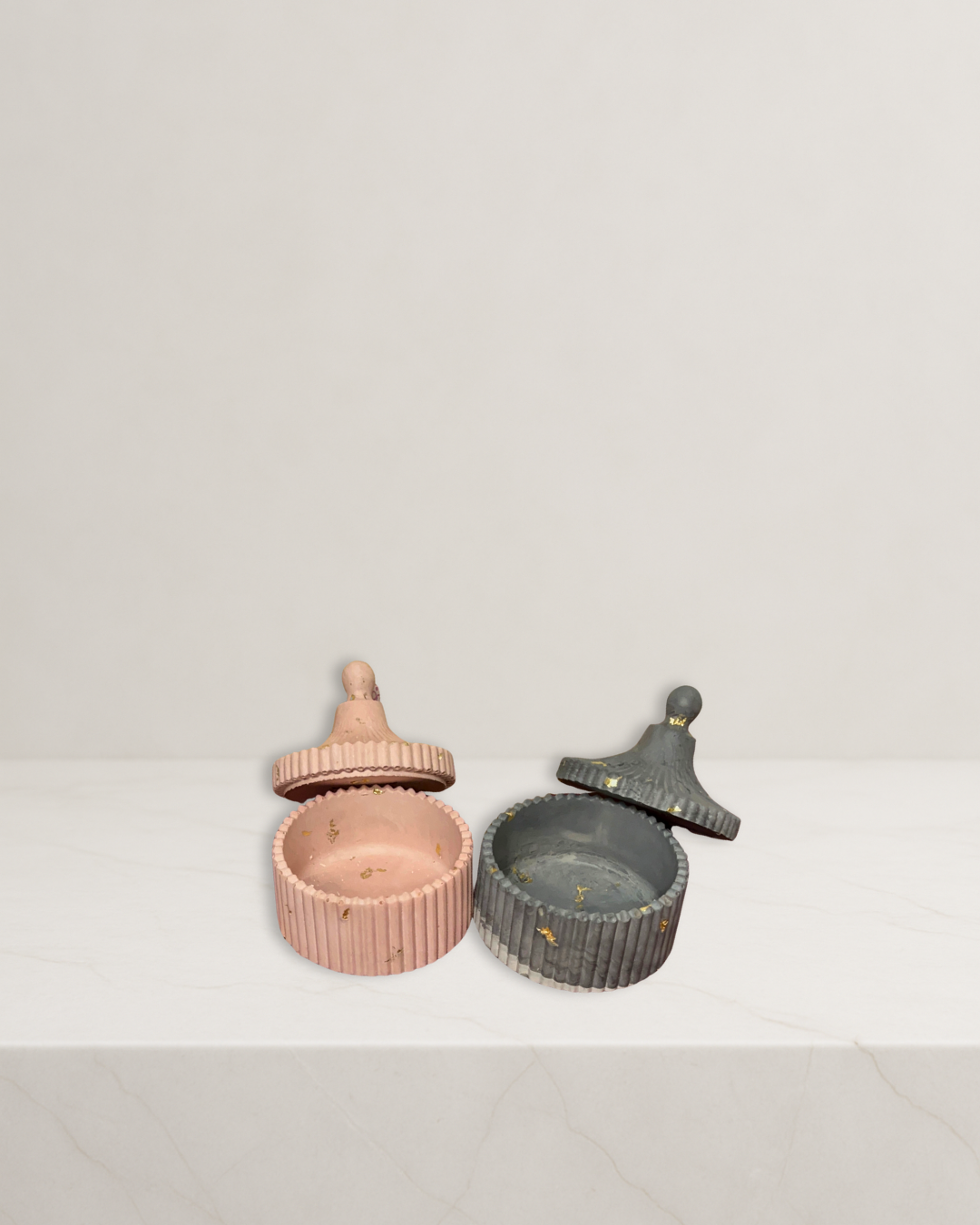 Vintage-Style ribbed jewelry box & Candle holder